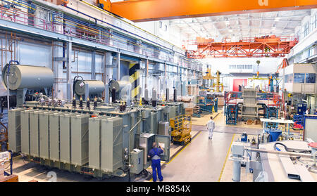 Usine Industrielle en génie mécanique pour la fabrication de transformateurs - intérieur d'une salle de production Banque D'Images