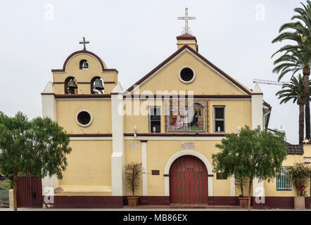 Los Angeles, CA, USA - 5 Avril 2018 : Jaune façade de petite première église historique de la ville sous le ciel d'argent. Couple de petits arbres, clocher un Banque D'Images