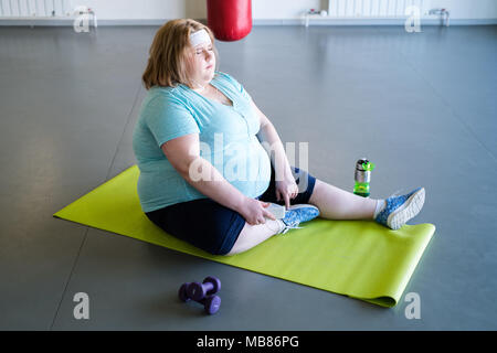 Femme obèse après entraînement au repos Banque D'Images