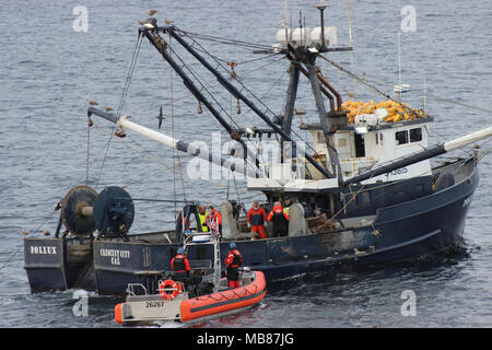 Garde-pêche une conduite active de l'équipage de l'embarquement du cutter 26 pieds au-dessus de l'horizon petit bateau au large de la côte de Californie, 28 décembre 2017. A mené une active antidrogue de sept semaines d'application des lois sur les pêches et de patrouille dans l'océan Pacifique et sur la côte ouest des États-Unis U.S. Coast Guard Banque D'Images