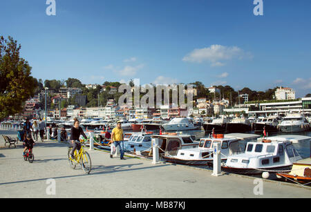 Mère et son enfant de la bicyclette par Bosphore à côté de Tarabya Marina à Istanbul. Banque D'Images