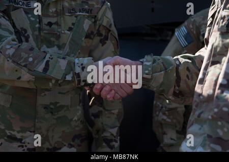 L'Armée américaine, le Général Victor J. Braden, 35e Division d'infanterie, commandant général, a visité le détachement de Incirlik du Groupe de travail du personnel après un vol de vaudou sur un UH-60 Blackhawk. Braden a présenté des pièces de monnaie et a parlé avec les membres après qu'il a atterri. (U.S. Photos de l'Armée de l'air par le sergent. Kimberly Nagle) Banque D'Images