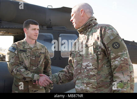 L'Armée américaine, le Général Victor J. Braden, 35e Division d'infanterie, commandant général, a visité le détachement de Incirlik du Groupe de travail du personnel après un vol de vaudou sur un UH-60 Blackhawk. Braden a présenté des pièces de monnaie et a parlé avec les membres après qu'il a atterri. (U.S. Photos de l'Armée de l'air par le sergent. Kimberly Nagle) Banque D'Images