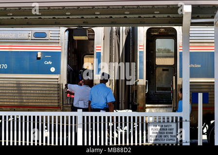 Florence, Caroline du Sud, USA - 2 Avril 2018 : le Conseil de l'onAmtrak conducteurs passagers 'train' Palmetto 90 en direction nord à la Florence, SC, station. Banque D'Images