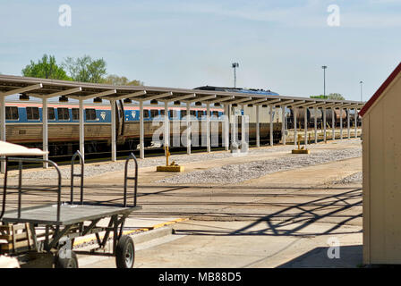 Florence, Caroline du Sud, USA - 2 Avril 2018 : Amtrak de Palmetto 'Entretien', train # 90 La position Nord quitte le Florence, SC, Amtrak Station. Banque D'Images