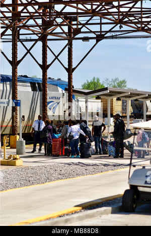 Florence, Caroline du Sud, USA - 2 Avril 2018 : Les passagers se préparent à bord de l'Amtrak Train Palmetto', '# 90 en direction nord à la Florence, SC, station. Banque D'Images