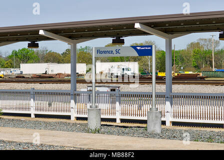 Florence, Caroline du Sud, USA - 2 Avril 2018 : Les passagers se préparent à bord de l'Amtrak Train Palmetto', '# 90 en direction nord à la Florence, SC, station. Banque D'Images