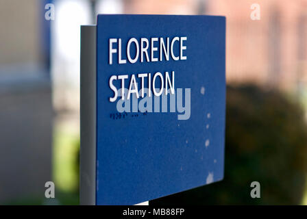 Florence, Caroline du Sud, USA - 2 Avril 2018 : image de la signer à l'extérieur de l'Amtrak Florence, SC, Amtrak Station tourné avec selective focus Banque D'Images