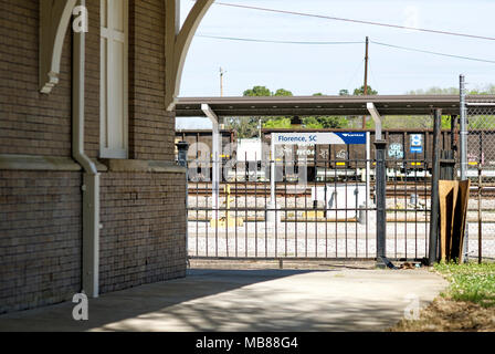 Florence, Caroline du Sud, USA - 2 Avril 2018 : Avis d'Amtrak de Florence, Caroline du Sud, la gare ferroviaire de passagers. Banque D'Images