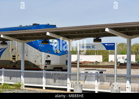 Florence, Caroline du Sud, USA - 2 Avril 2018 : 'l'Amtrak Train Palmetto' # 90 tire vers le nord dans la Florence, Caroline du Sud, la gare d'Amtrak. Banque D'Images