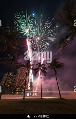 D'artifice du Nouvel An à l'hôtel Hilton Hawaiian Village à Honolulu, Hawaï avec la plage, des palmiers et un lagon Banque D'Images