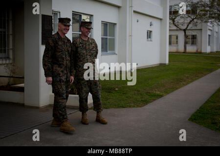 Le colonel Tye R. Wallace, commandant de la 31e unité expéditionnaire de marines, et le Sergent Major Jim Lanham, sergent-major de la 31e MEU, rire ensemble au Camp Hansen, Okinawa, Japon, 2 févr. 2018. Le brig. Le général Christopher A. McPhillips, général commandant la 3e brigade expéditionnaire, Marine, s'est rendu à Camp Hansen d'attribuer plusieurs marines après une récente analyse d'entretien de l'alimentation sur site inspection Bureau. Comme le Corps des Marines' seulement continuellement de l'avant-déployés MEU, la 31e MEU fournit une force flexible prêt à réaliser une vaste gamme d'opérations militaires. (U.S. Marine Corps Banque D'Images