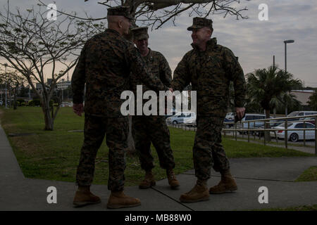 Le colonel Tye R. Wallace, commandant de la 31e unité expéditionnaire de marines, et le Sergent Major Jim Lanham, sergent-major de la 31e MEU, greet Brig. Le général Christopher A. McPhillips, général commandant la 3e brigade expéditionnaire de marines, au Camp, Hansen, Okinawa, Japon, 2 févr. 2018. McPhillips s'est rendu à Camp Hansen d'attribuer plusieurs marines après une récente analyse d'entretien de l'alimentation sur site inspection Bureau. Comme le Corps des Marines' seulement continuellement de l'avant-déployés MEU, la 31e MEU fournit une force flexible prêt à réaliser une vaste gamme d'opérations militaires. (U.S. Marine Corps Banque D'Images