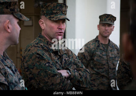 Le brig. Le général Christopher A. McPhillips, général commandant, 3ème force expéditionnaire des Marines Marines parle avec du bataillon logistique de combat 31, 31e Marine Expeditionary Unit au Camp Hansen, Okinawa, Japon, 2 févr. 2018. McPhillips s'est rendu à Camp Hansen d'attribuer plusieurs marines après une récente analyse d'entretien de l'alimentation sur site inspection Bureau. Comme le Corps des Marines' seulement continuellement de l'avant-déployés MEU, la 31e MEU fournit une force flexible prêt à réaliser une vaste gamme d'opérations militaires. (U.S. Marine Corps Banque D'Images