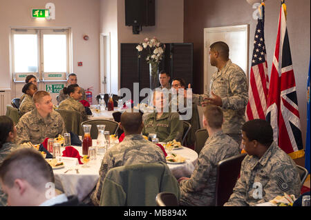 Le chef de l'US Air Force Master Sgt. Phillip Easton, les forces aériennes américaines en Europe et les Forces aériennes des États-Unis d'Afrique, le sergent-chef en chef parle de la 422nd Air Base Group à RAF Croughton, Royaume-Uni, le 6 février 2018. Easton a visité des installations de soutien au combat de la 501e Escadre de fournir une compréhension détaillée de la 501CSW mission. (U.S. Air Force Banque D'Images