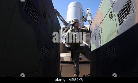 Un soldat dans le 2e Bataillon du 44e d'artillerie de défense aérienne effectue une vérification de l'entretien au cours d'un exercice de répétition de mission à Thompson Hill Complexe gamme 8 février. Banque D'Images