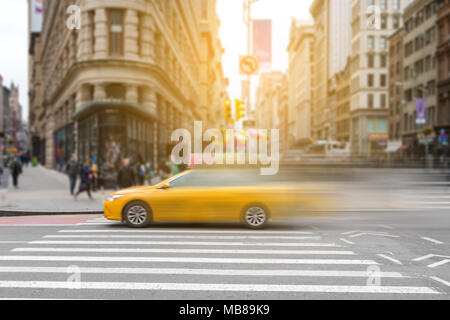 New York City taxi jaune en mouvement à travers Broadway à Manhattan Banque D'Images