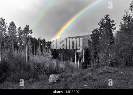 Double arc-en-ciel au-dessus de paysage de montagne en noir et blanc dans le Colorado Banque D'Images