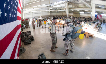 Le pape ARMY AIRFIELD, N.C. - Parachutistes de la 82e Division aéroportée se préparer pour airdrop ici au 9 février 2018, en attendant de monter à bord des avions Air Mobility Command sur vert rampe durant une semaine de gros paquets de déploiement d'urgence et de l'exercice de préparation du 5 au 11 février. Aviateurs dans le 43d du Groupe des opérations de mobilité aérienne au Pape fourni l'appui au sol pour les équipages de l'Armée de l'air transport aérien de soldats et d'équipement hors du Pape domaine pendant l'exercice. Tout au long de la semaine, les équipes de l'Air Mobility Command effectué 173 missions, transportant plus de 3 000 parachutistes et 2,8 millions de livres de poids lourds Banque D'Images