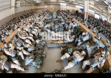 Le pape ARMY AIRFIELD, N.C. - Parachutistes de la 82e Division aéroportée se préparer pour airdrop ici au 9 février 2018, en attendant de monter à bord des avions Air Mobility Command sur vert rampe durant une semaine de gros paquets de déploiement d'urgence et de l'exercice de préparation du 5 au 11 février. Aviateurs dans le 43d du Groupe des opérations de mobilité aérienne au Pape fourni l'appui au sol pour les équipages de l'Armée de l'air transport aérien de soldats et d'équipement hors du Pape domaine pendant l'exercice. Tout au long de la semaine, les équipes de l'Air Mobility Command effectué 173 missions, transportant plus de 3 000 parachutistes et 2,8 millions de livres de poids lourds Banque D'Images