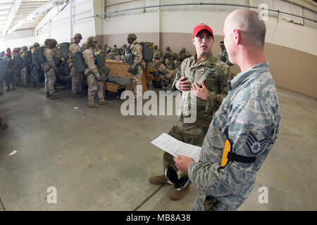 Le pape ARMY AIRFIELD, N.C. - Des aviateurs au le 43d de l'Escadron de mobilité aérienne Port Aérien ici soutenu des soldats de la 82e Division aéroportée de l'armée au cours d'une semaine de gros paquets d'urgence et la disponibilité du déploiement se tiendra du 5 au 11 février. Aviateurs dans le 43d du Groupe des opérations de mobilité aérienne au Pape a également fourni l'appui au sol pour visiter les équipages de l'Armée de l'air transport aérien de soldats et d'équipement hors du Pape domaine pendant l'exercice. Tout au long de la semaine, les équipes de l'Air Mobility Command effectué 173 missions, transportant plus de 3 000 parachutistes et 2,8 millions de livres de véhicules lourds, conteneur delive Banque D'Images