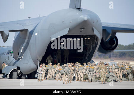 Le pape ARMY AIRFIELD, N.C. - Des soldats de la 82e Division aéroportée à Fort Bragg se préparent à charger un C-17 Globemaster III le 9 février 2018, au cours d'une semaine de gros paquets d'urgence et de l'exercice de la préparation au déploiement a eu lieu ici au 11 février. Aviateurs dans le 43d du Groupe des opérations de mobilité aérienne au Pape fourni l'appui au sol pour les équipages de l'Armée de l'air transport aérien de soldats et d'équipement hors du Pape domaine pendant l'exercice. Tout au long de la semaine, les équipes de l'Air Mobility Command effectué 173 missions, transportant plus de 3 000 parachutistes et 2,8 millions de livres de véhicules lourds, la livraison de conteneur s Banque D'Images