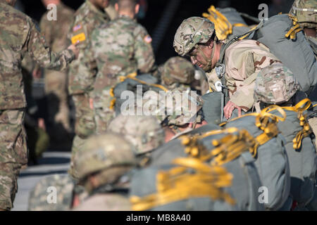 Le pape ARMY AIRFIELD, N.C. - Des soldats de la 82e Division aéroportée à Fort Bragg se préparent à charger un C-17 Globemaster III le 9 février 2018, au cours d'une semaine de gros paquets d'urgence et de l'exercice de la préparation au déploiement a eu lieu ici au 11 février. Aviateurs dans le 43d du Groupe des opérations de mobilité aérienne au Pape fourni l'appui au sol pour les équipages de l'Armée de l'air transport aérien de soldats et d'équipement hors du Pape domaine pendant l'exercice. Tout au long de la semaine, les équipes de l'Air Mobility Command effectué 173 missions, transportant plus de 3 000 parachutistes et 2,8 millions de livres de véhicules lourds, la livraison de conteneur s Banque D'Images