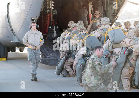 Le pape ARMY AIRFIELD, N.C. - D'un membre de la 1re classe Jared Deal, 43d de l'Escadron de mobilité aérienne Vol Port Aérien, regarde les parachutistes de la 82e Division aéroportée se préparent à charger un C-130J Hercules sur rampe verte ici au 9 février 2018, au cours d'une semaine de gros paquets d'urgence et la disponibilité du déploiement se tiendra du 5 au 11 février. Aviateurs dans le 43d du Groupe des opérations de mobilité aérienne au Pape fourni l'appui au sol pour les équipages de l'Armée de l'air transport aérien de soldats et d'équipement hors du Pape domaine pendant l'exercice. Tout au long de la semaine, les équipes de l'Air Mobility Command effectué 173 missions, transportant plus de tha Banque D'Images