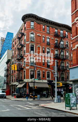 La ville de New York, Manhattan, Lower East Side. À la recherche à l'intersection des rues et Norfold Rivington et l'immeuble typique des immeubles. Banque D'Images