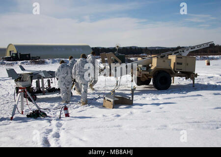 Les Marines américains avec Marine Escadrille de véhicules aériens télépilotés (2) préparer un VMU RQ-21A Blackjack pour lancer au cours du blaireau congelé sur Fort McCoy, Wisconsin, 10 févr. 09, 2018. Frozen blaireau est un exercice de formation visant à améliorer les capacités de VMU-2 dans des environnements grand froid. (U.S. Marine Corps Banque D'Images