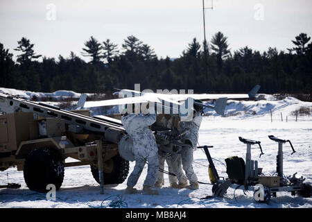 Les Marines américains avec Marine Escadrille de véhicules aériens télépilotés (2) préparer un VMU RQ-21A Blackjack pour lancer au cours du blaireau congelé sur Fort McCoy, Wisconsin, 10 févr. 09, 2018. Frozen blaireau est un exercice de formation visant à améliorer les capacités de VMU-2 dans des environnements grand froid. (U.S. Marine Corps Banque D'Images