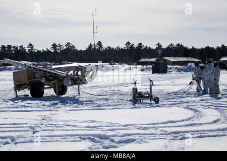 Les Marines américains avec Marine Escadrille de véhicules aériens télépilotés (2) préparer un VMU RQ-21A Blackjack pour lancer au cours du blaireau congelé sur Fort McCoy, Wisconsin, 10 févr. 09, 2018. Frozen blaireau est un exercice de formation visant à améliorer les capacités de VMU-2 dans des environnements grand froid. (U.S. Marine Corps Banque D'Images