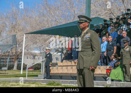 Le lieutenant-colonel Rafael Candelario II, commandant du 3e Bataillon de reconnaissance blindé léger, observe son bataillon dans la passe de l'étude au cours de la cérémonie de la désactivation d'entreprise 'Dragoons' à bord du Marine Corps Air Ground Combat Center, Twentynine Palms, Californie, Février 09, 2018. D'entreprise a été désactivée par ordre du Commandant de la Marine Corps après 32 années de service. (U.S. Marine Corps Banque D'Images