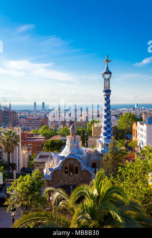 Architecture de Gaudi au Parc de Güell et vue de la ville de Barcelone, Espagne Banque D'Images