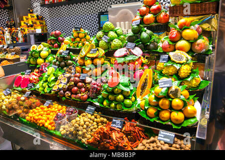 Étal de fruits exotiques au marché de la Boqueria à Barcelone, Espagne Banque D'Images