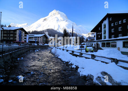 Vue de la ville Lech am Arlberg, à proximité de la station de ski alpin de Zurs, St Anton et Stuben, dans la région de l'Arlberg en Autriche. Banque D'Images