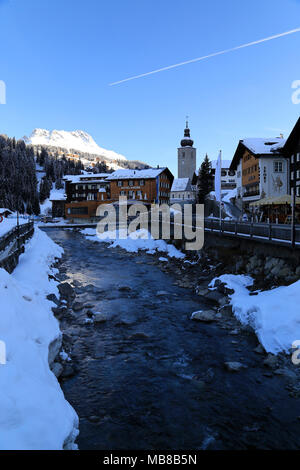 Vue de la ville Lech am Arlberg, à proximité de la station de ski alpin de Zurs, St Anton et Stuben, dans la région de l'Arlberg en Autriche. Banque D'Images