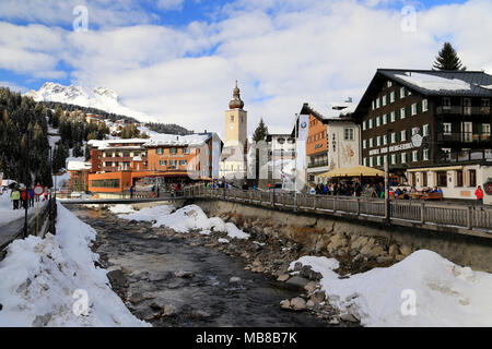 Vue de la ville Lech am Arlberg, à proximité de la station de ski alpin de Zurs, St Anton et Stuben, dans la région de l'Arlberg en Autriche. Banque D'Images