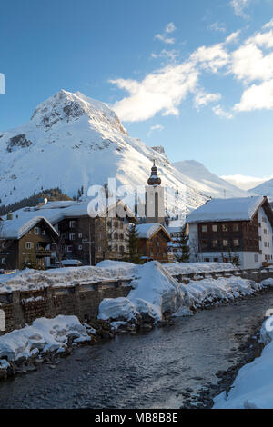 Vue de la ville Lech am Arlberg, à proximité de la station de ski alpin de Zurs, St Anton et Stuben, dans la région de l'Arlberg en Autriche. Banque D'Images