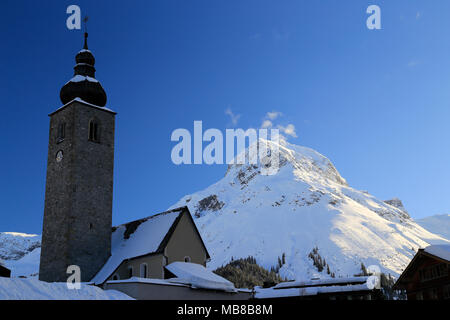 Vue de la ville Lech am Arlberg, à proximité de la station de ski alpin de Zurs, St Anton et Stuben, dans la région de l'Arlberg en Autriche. Banque D'Images