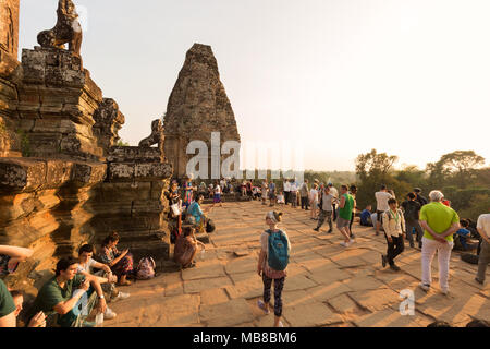 Les touristes regardant le coucher du soleil du haut du temple Pre Rup, site d'Angkor, au Cambodge, en Asie du sud-est Banque D'Images