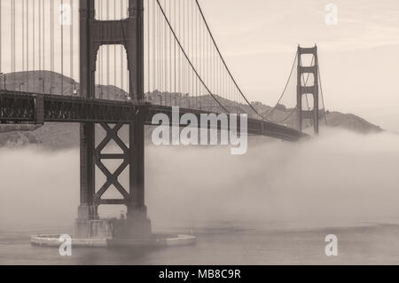 Bas épais brouillard formé sous le Golden Gate Bridge à San Francisco, Californie, États-Unis, sur une première matinée de printemps. Banque D'Images