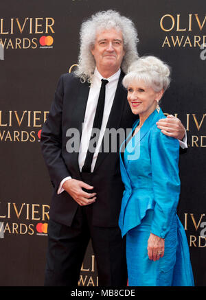 Brian May et Anita Dobson arrivant pour l'Olivier Awards au Royal Albert Hall de Londres. Banque D'Images