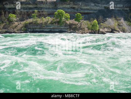 Rapids blancs de l'eau dans les gorges de la rivière Niagara à Niagara Falls Banque D'Images