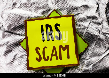 Signe texte montrant Irs Scam. Photo conceptuelle escroquerie fiscale Fraude Alerte Pishing Spam Recettes Régime Alerte argent empilées écrit note adhésive papier la Silv Banque D'Images