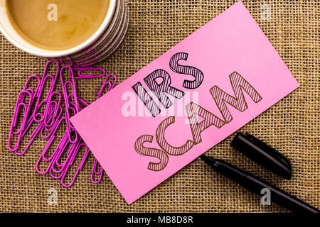 Texte de l'écriture écrit Irs Scam. Signification du concept de fraude escroquerie Alerte Pishing Spam l'impôt du revenu du régime d'alerte de l'argent rose écrit Papier Sticky Note le j Banque D'Images