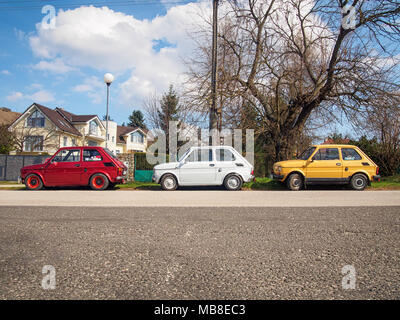 BRATISLAVA, SLOVAQUIE 2 AVRIL, 2018 : Trois mini coloré voitures garées l'une après l'autre (Modèle : Fiat 126 aflso appelé Polski Fiat 126p) Banque D'Images