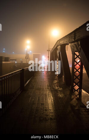 Pont de la rivière vintage industriel spectaculaire paysage de nuit avec brouillard éclairant à Chicago Banque D'Images