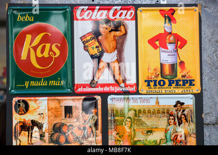 MADRID, ESPAGNE - 27 mars, 2018 : Metal vintage posters souvenirs aux touristes dans les rues de la ville. Banque D'Images