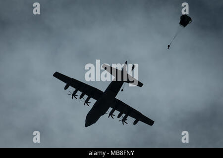 Les Marines américains avec le 1er Bataillon de Reconnaissance de la Force, 1 Division de marines, sauter d'un avion Hercules C-130, avec l'Escadron de transport de ravitaillement aérien (VMGR) 352, 3rd Marine Aircraft Wing, au cours de chute libre et de parachutisme militaire Static-Line opérations au Marine Corps Base Camp Pendleton, en Californie, le 5 avril 2018. Le bataillon a dirigé les opérations avec VMGR-352 pour maintenir et accroître le parachutisme et saut de la compétence. (U.S. Marine Corps photo par Lance Cpl. Alexa M. Hernandez) Banque D'Images